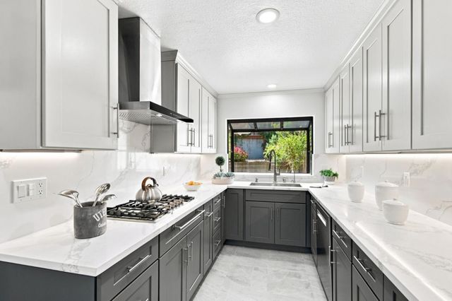 22890 Cricket Hill Road, Cupertino, CA 95014