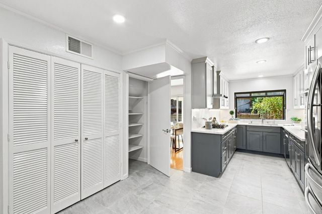 22890 Cricket Hill Road, Cupertino, CA 95014