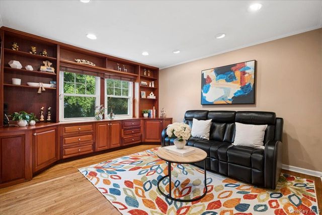 30 Stonehouse Road, Scarsdale, NY 10583
