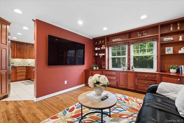 30 Stonehouse Road, Scarsdale, NY 10583