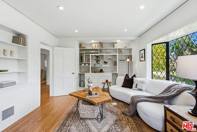 141 Barlock Avenue, Los Angeles, CA 90049