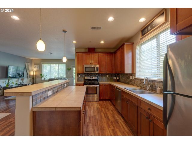 7915 Ne ROCKNE Way, Hillsboro, OR 97006