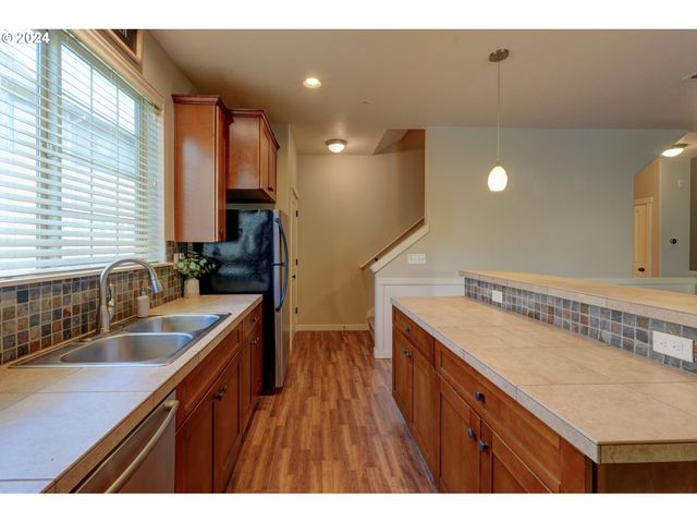 7915 Ne ROCKNE Way, Hillsboro, OR 97006