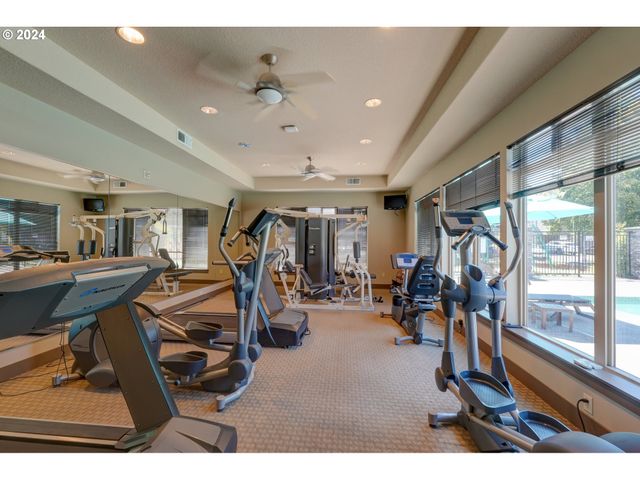 7915 Ne ROCKNE Way, Hillsboro, OR 97006