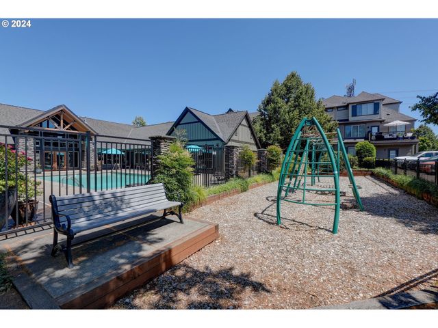 7915 Ne ROCKNE Way, Hillsboro, OR 97006