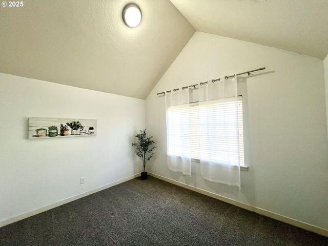 7915 Ne ROCKNE Way, Hillsboro, OR 97006
