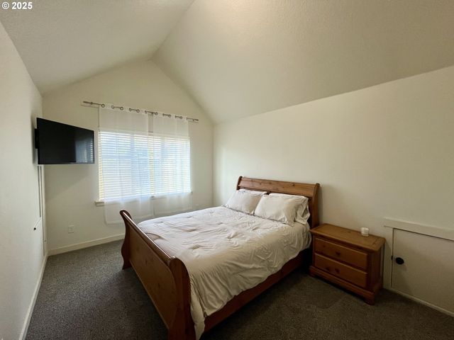 7915 Ne ROCKNE Way, Hillsboro, OR 97006