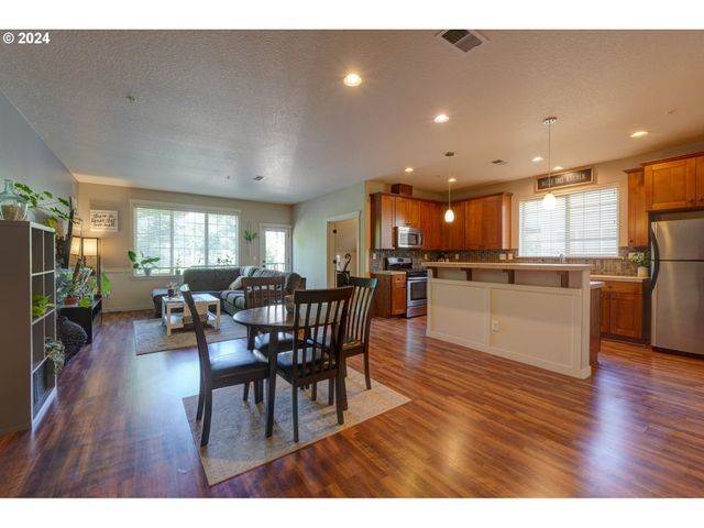 7915 Ne ROCKNE Way, Hillsboro, OR 97006