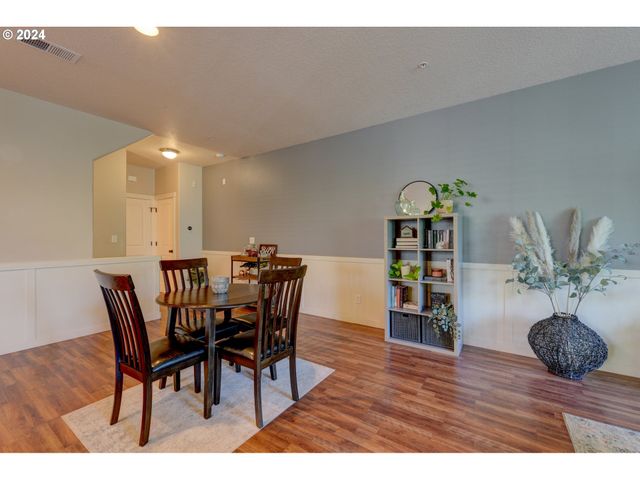 7915 Ne ROCKNE Way, Hillsboro, OR 97006
