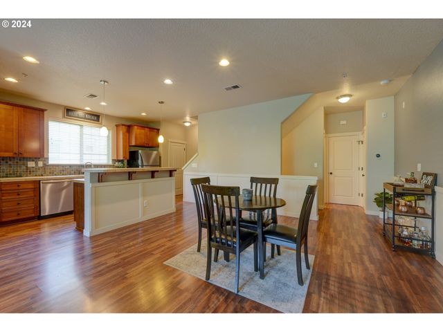 7915 Ne ROCKNE Way, Hillsboro, OR 97006
