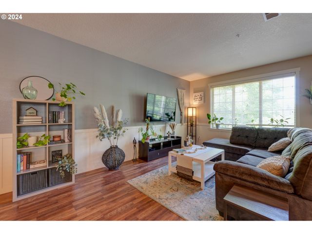 7915 Ne ROCKNE Way, Hillsboro, OR 97006