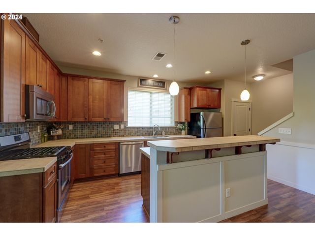 7915 Ne ROCKNE Way, Hillsboro, OR 97006