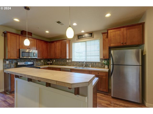 7915 Ne ROCKNE Way, Hillsboro, OR 97006