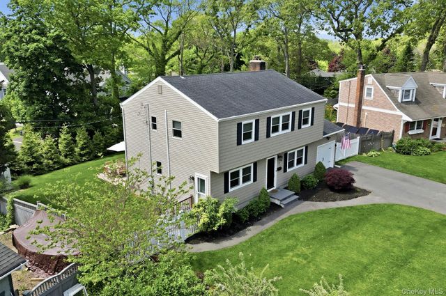 12 Westbrook Lane, Smithtown, NY 11787