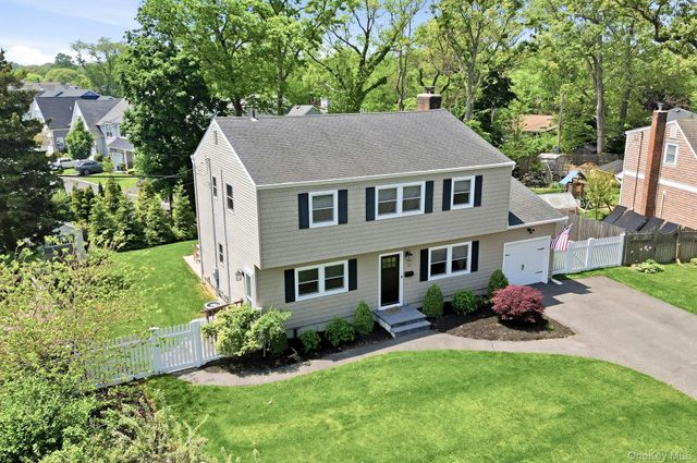 12 Westbrook Lane, Smithtown, NY 11787