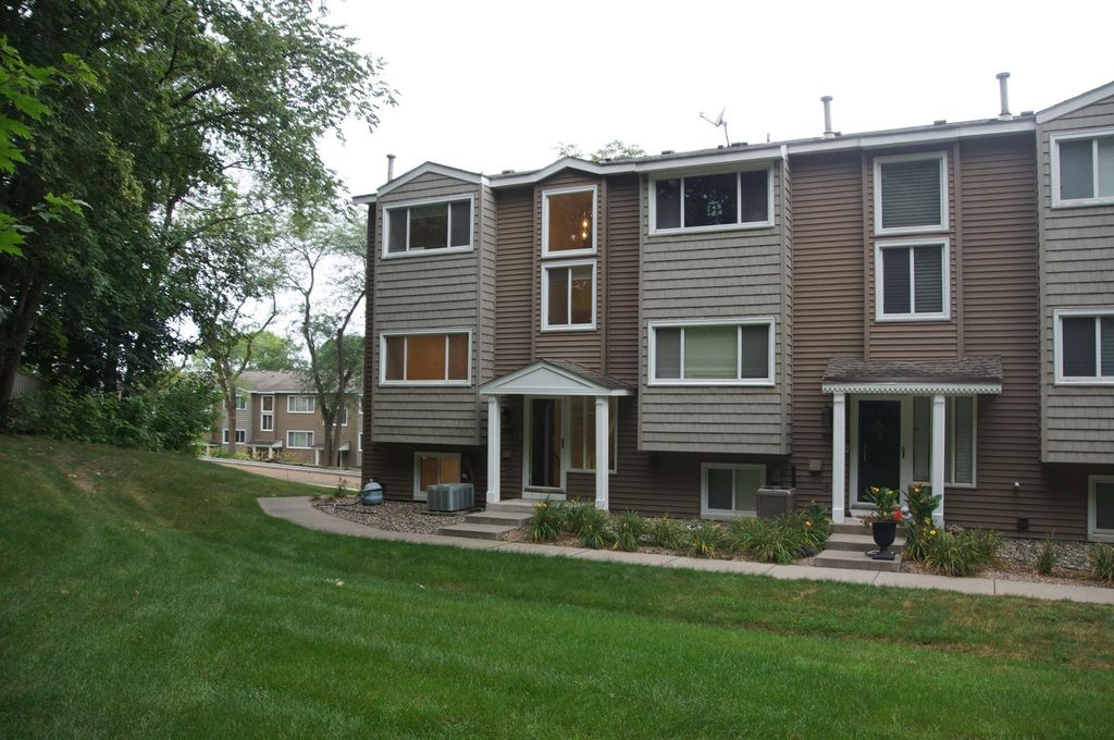 330 Pondridge Circle, Wayzata, MN 55391