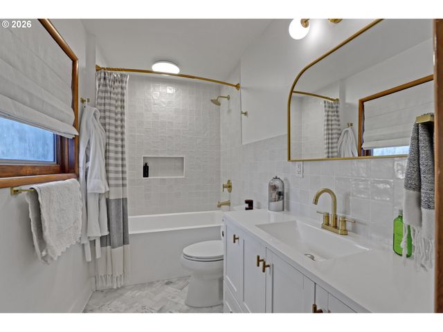6820 Sw DOVER St, Portland, OR 97225