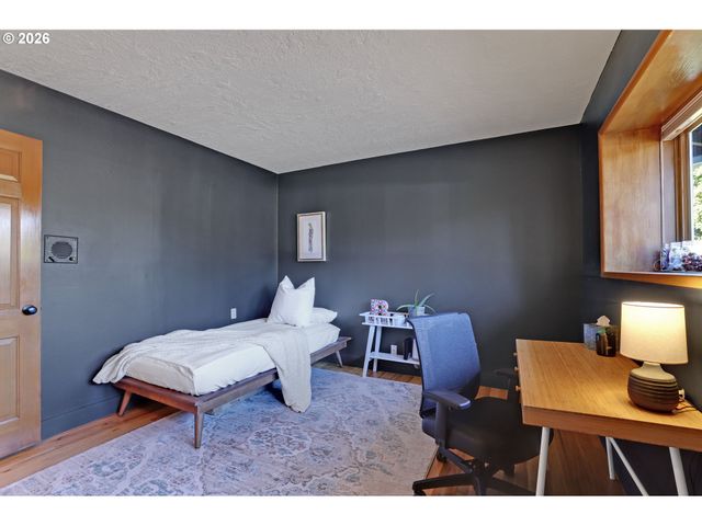 6820 Sw DOVER St, Portland, OR 97225