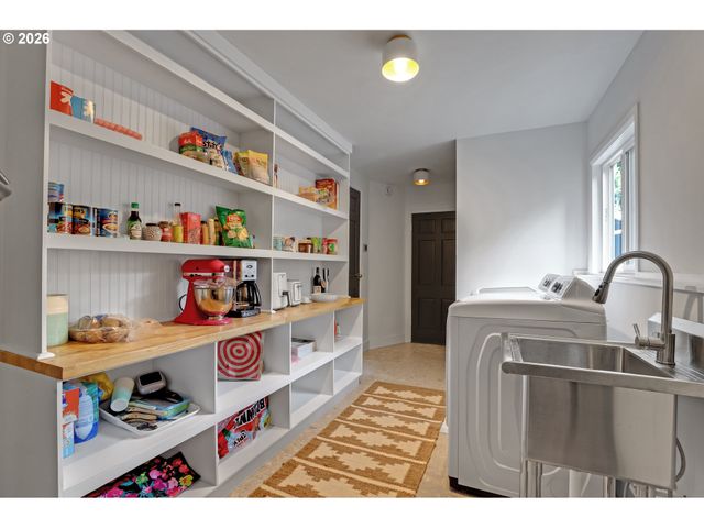 6820 Sw DOVER St, Portland, OR 97225
