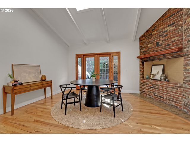 6820 Sw DOVER St, Portland, OR 97225