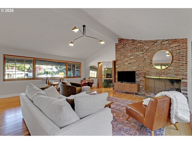 6820 Sw DOVER St, Portland, OR 97225