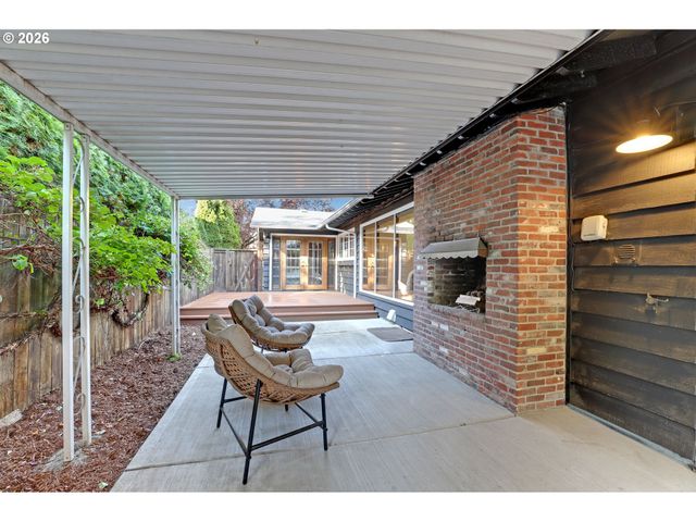 6820 Sw DOVER St, Portland, OR 97225