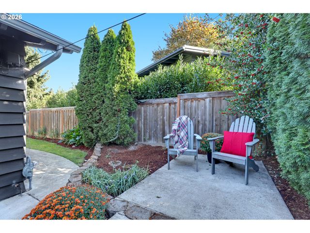 6820 Sw DOVER St, Portland, OR 97225