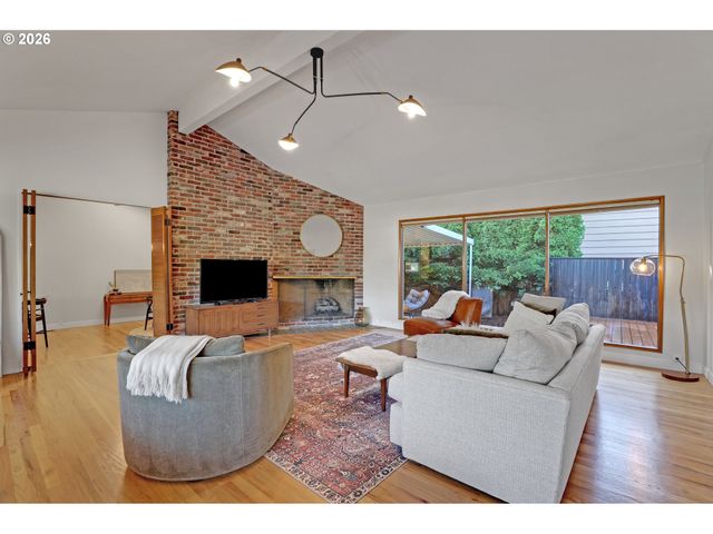 6820 Sw DOVER St, Portland, OR 97225