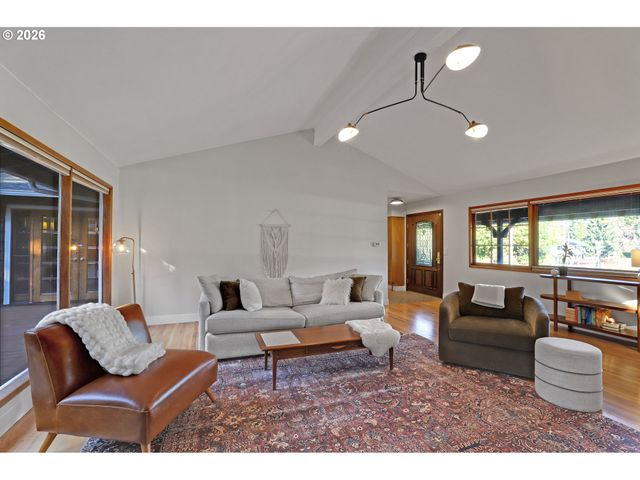 6820 Sw DOVER St, Portland, OR 97225