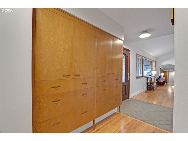 6820 Sw DOVER St, Portland, OR 97225