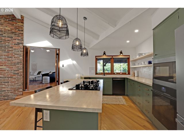 6820 Sw DOVER St, Portland, OR 97225