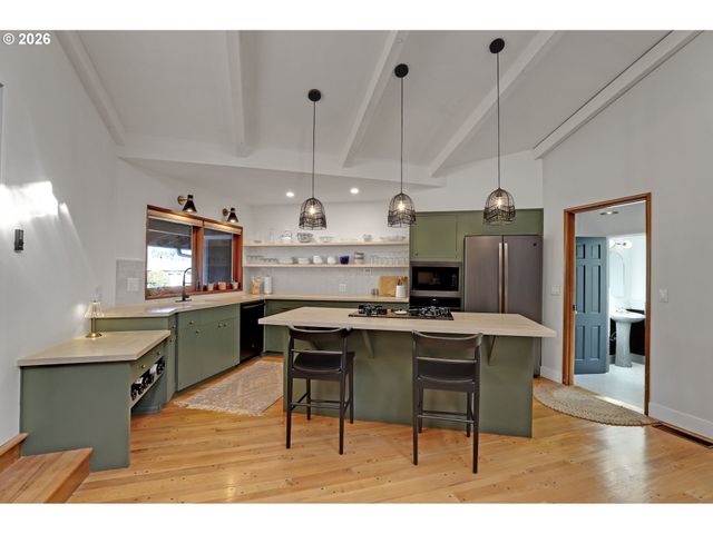 6820 Sw DOVER St, Portland, OR 97225
