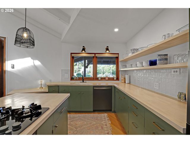 6820 Sw DOVER St, Portland, OR 97225