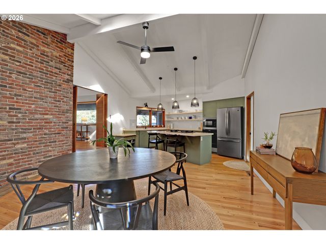 6820 Sw DOVER St, Portland, OR 97225
