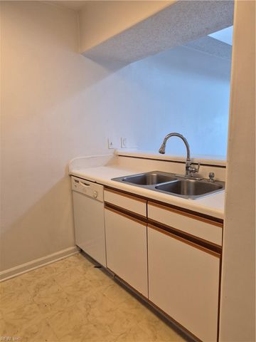 5129 Walkers Grant LN, Virginia Beach, VA 23455