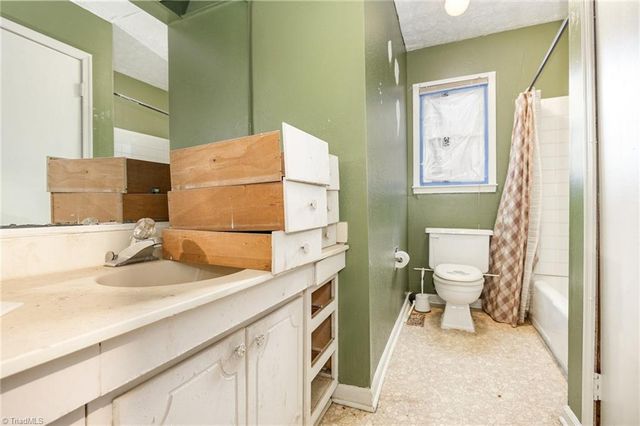 1210 Castlegate Court, Winston-salem, NC 27103