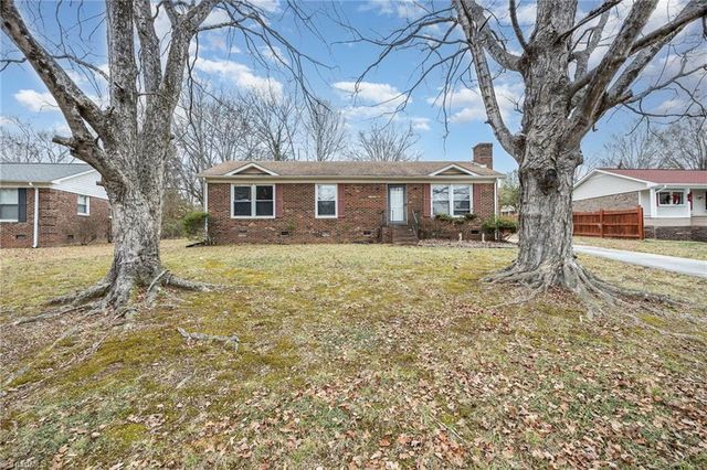 1210 Castlegate Court, Winston-salem, NC 27103