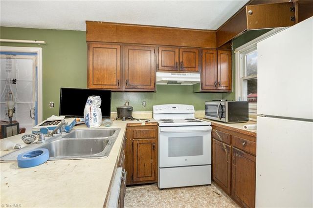 1210 Castlegate Court, Winston-salem, NC 27103