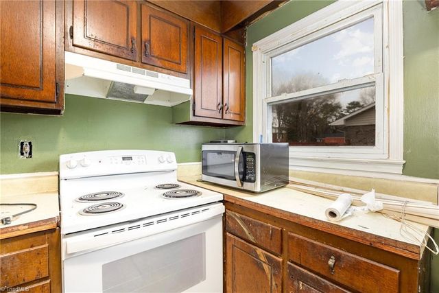 1210 Castlegate Court, Winston-salem, NC 27103