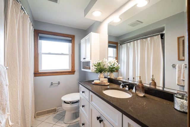 W55N778 Cedar Ridge DRIVE, Cedarburg, WI 53012