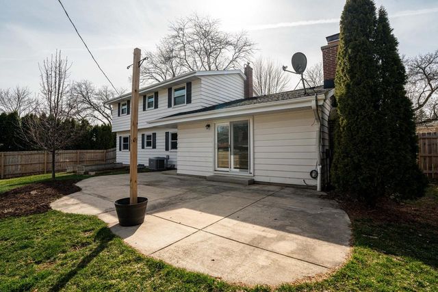 W55N778 Cedar Ridge DRIVE, Cedarburg, WI 53012