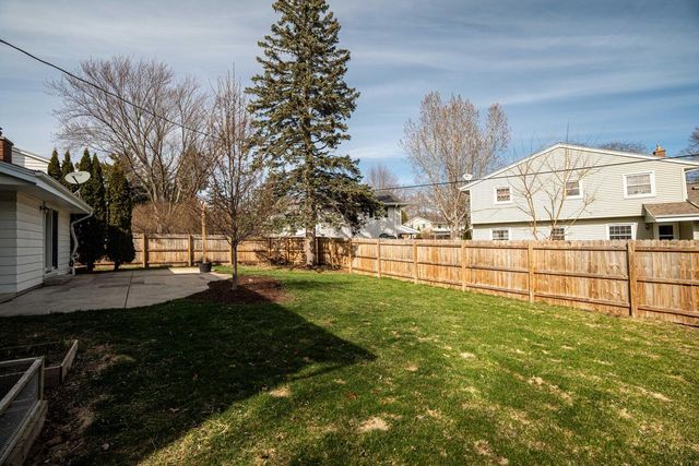 W55N778 Cedar Ridge DRIVE, Cedarburg, WI 53012