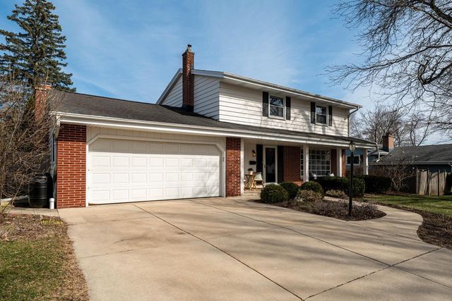 W55N778 Cedar Ridge DRIVE, Cedarburg, WI 53012