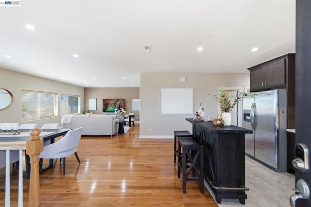 17208 President Dr, Castro Valley, CA 94546