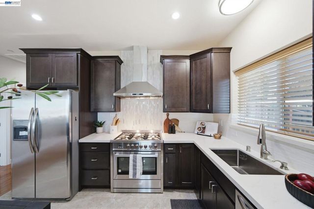 17208 President Dr, Castro Valley, CA 94546