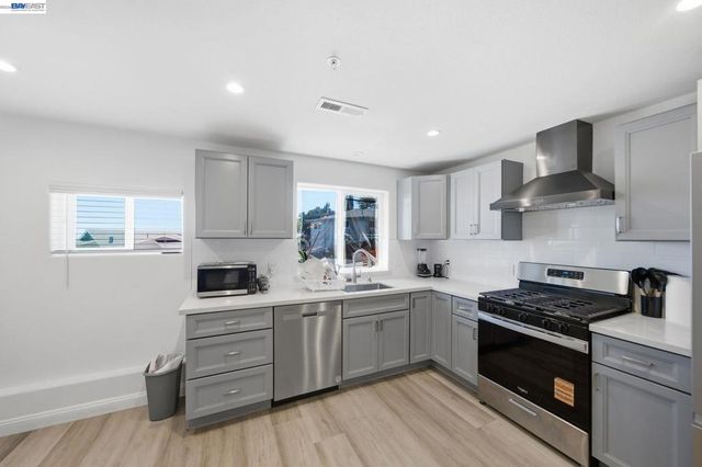 17208 President Dr, Castro Valley, CA 94546