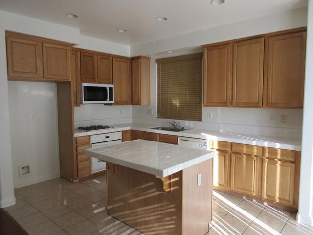 1016 Papaya Street, Madera, CA 93638