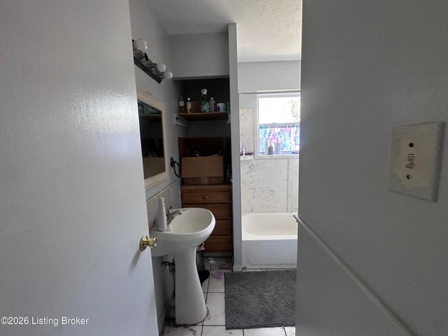 2520 Lamborne Blvd, Louisville, KY 40272