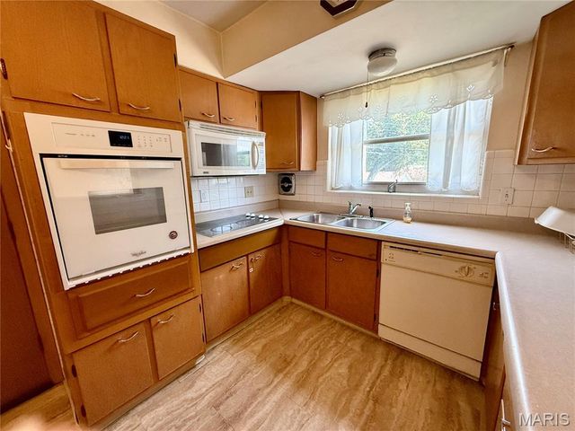 317 Earlsfield Lane, St Louis, MO 63125