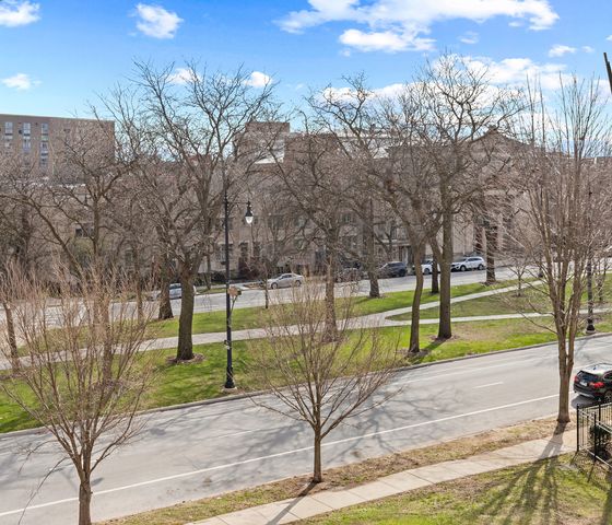 809 E 40th Street 4-3, Chicago, IL 60653